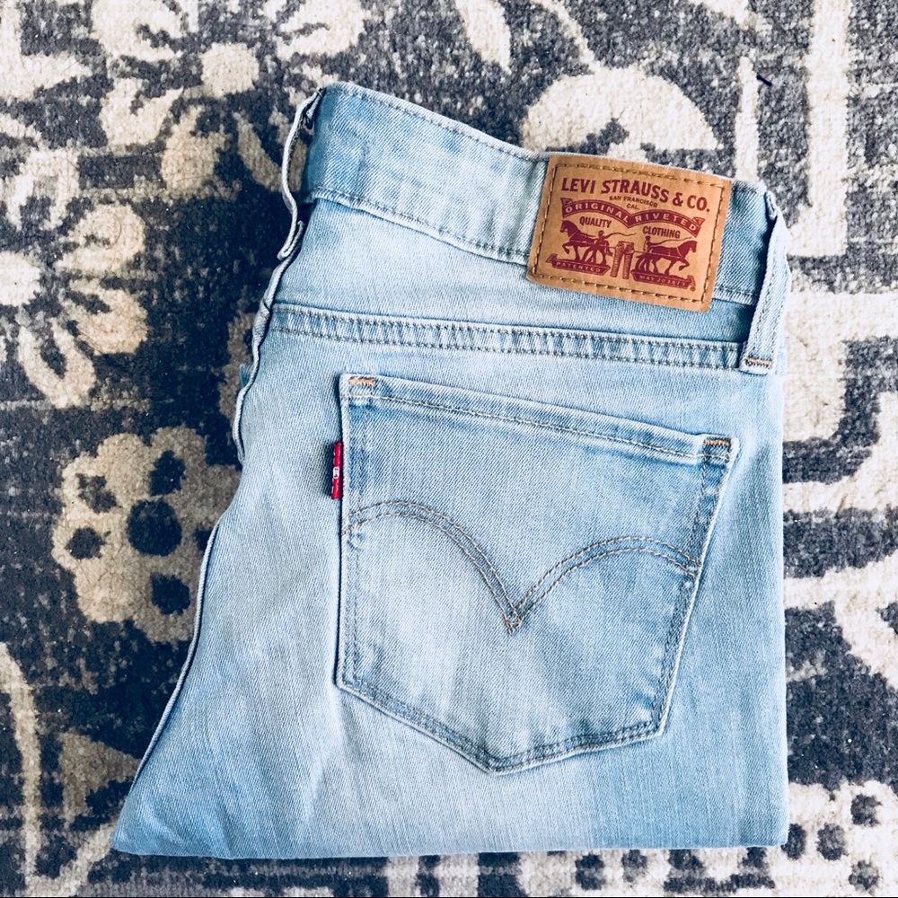 711 SKINNY LEVI ‘S NWOT !!!! Size 26 !